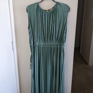 H&M Pleated Sleeveless Dress in XL